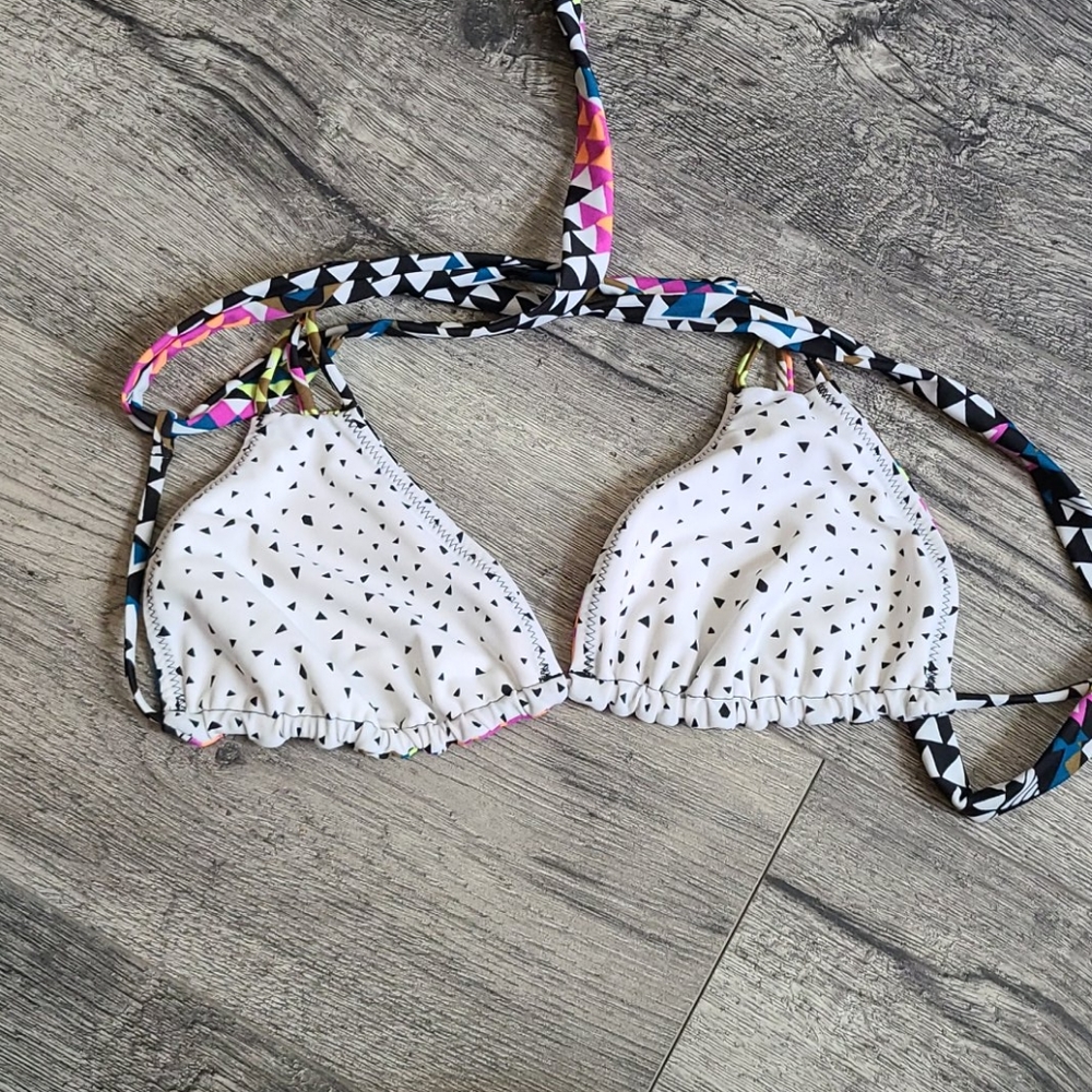 Like New Volcom Bikini Top - Picture 8 of 9